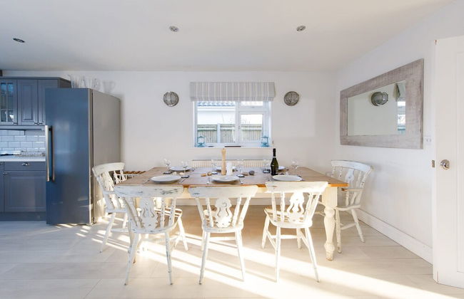 4BR Beach House Sleeps 10 - 5 Mins Walk to the Sea - Foto 64