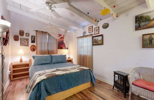 Cozy Dog-Friendly House Near Water with Enclosed Yard, Grill, & Equipped Kitchen - Photo 15