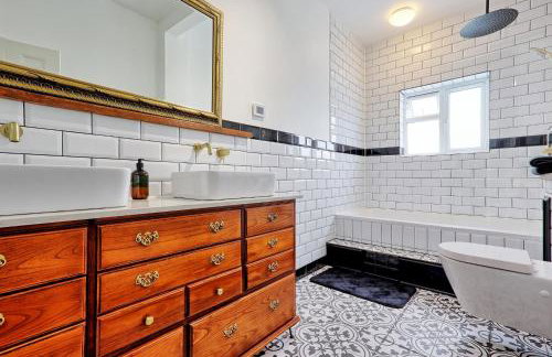 Spacious 4-Bedroom Home Near Station Seafront - Pass the Keys - Foto 51