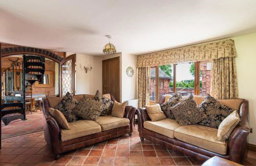 Coach House at Oaks Barn Farm Alcester with optional hire Salt water hot tub - Photo 5