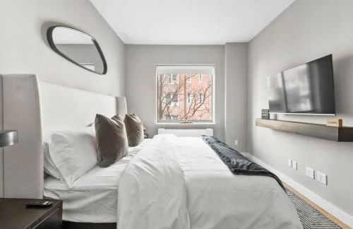 Top Notch 2BR & 2BA Suite Minutes to Central Park - Photo 22