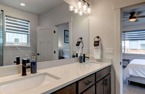 Scenic Modern Home with Private Patio & Fireplace - Foto 34