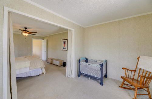 Family Home and Fire Pit and Deck, 11 Miles to Beach! - Foto 17