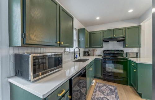 Central Denver Hangout with Huge Backyard - Foto 2