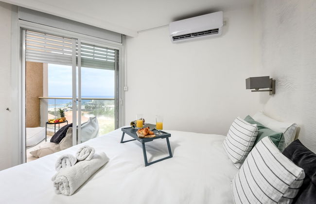 Modern Gem with Stunning Balcony by Sea N Rent - Photo 3