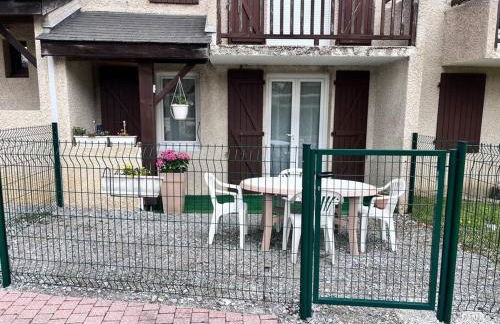 Bel appartement T2 refait à neuf avec piscine couverte de juin à fin septembre, près des stations de ski avec navette et draps et serviettes compris - Foto 9