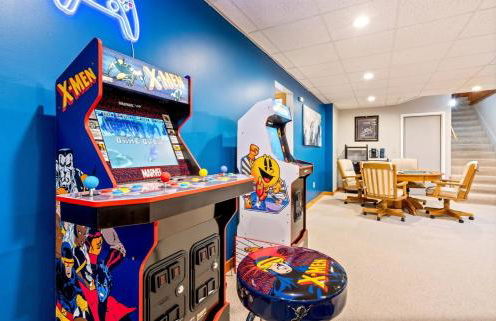 3 Mi to SR! Sleeps 25, Spacious, Hot Tub, Arcade! - Foto 28