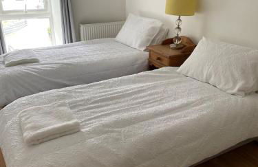 Bryntivy - a cheerful stone cottage close to beach - Foto 24