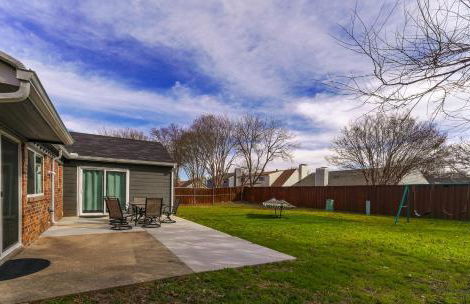 Beautiful home with backyard - Photo 37