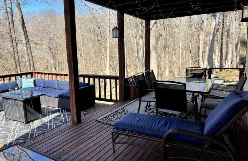 Beautiful Waterfront with Dock Firepit Hot tub - Foto 26