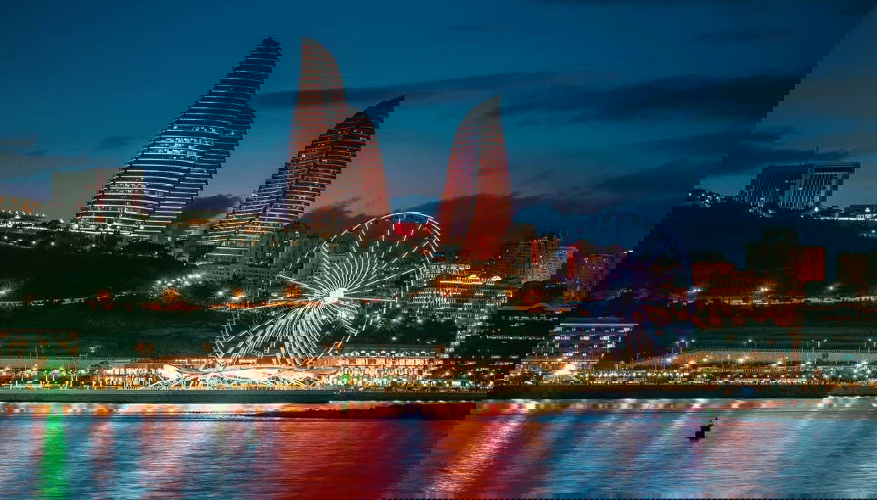 Panorámica de Bakú de noche