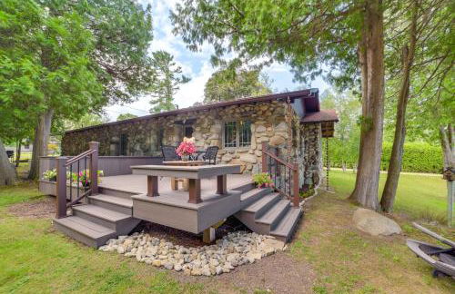 1 Mi to Dtwn! Lakefront Earl Young Charlevoix Home - Foto 24