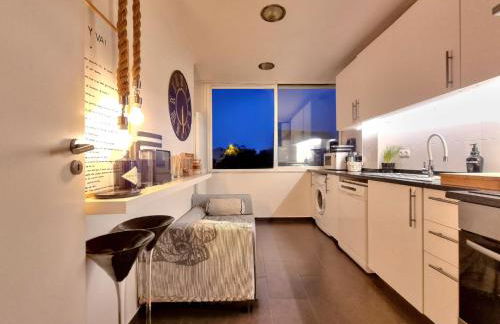 NEW - Epic Design -AC, Balcony, Free Parking - Foto 26