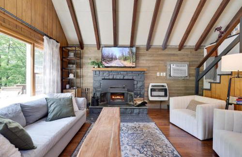 Family Pocono Gem by the lake with private sauna, hot tub, and huge game room - Foto 9