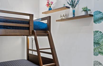 Chic Penthouse with bus stop at doorstep - 15 Minutes to NYC - Foto 35