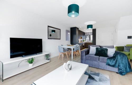 Modern 4 Bedroom House With Parking in Farnham Royal, Slough By 360stays - Foto 2