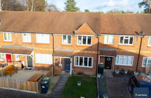 Camberley Spacious and Comfy 3 Bedroom Home, Next to Frimley Hospital with Parking - Foto 18