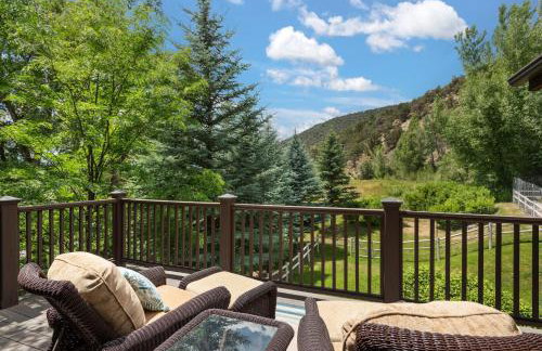 Luxe Artful Mountain Retreat with 4 King Suites, 8 Person Hot Tub and 3 Decks - Foto 39