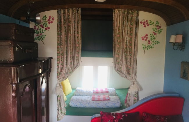 Gypsy Caravan in Weideblick With Farm Animals - Foto 3