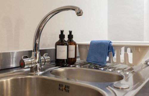 Elegant City Retreat Contemporary 2BR 2BA Netflix Included - Foto 11