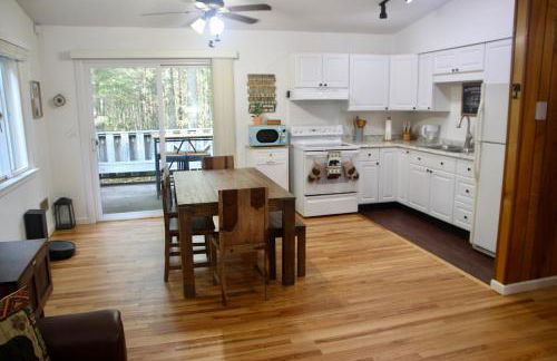 Escape to a 3-Bedroom Cabin in Lower Catskills - Foto 8