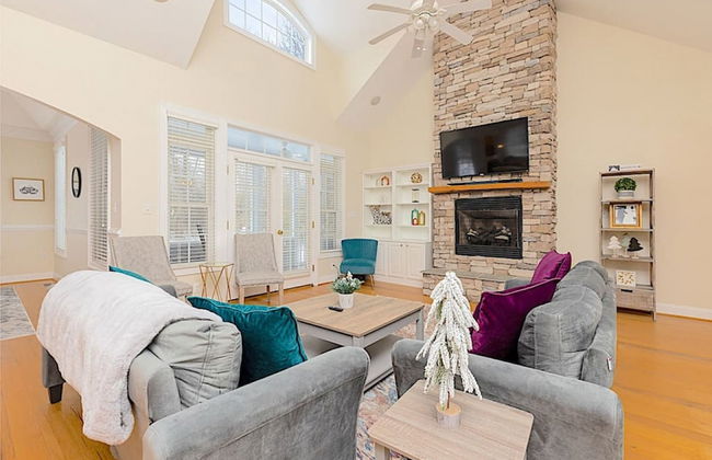 Stoney Creek Cottage Wintergreen w EV Charger - Foto 1