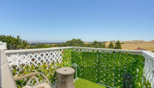 Bay and Hill Views Modern Hercules Home - Foto 2