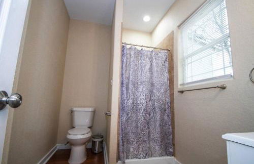 Hackberry St #A Renovated 2BR/2BA Near Downtown - Foto 46