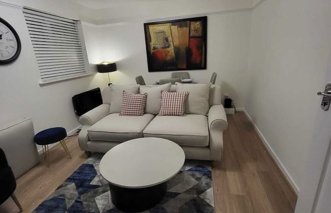 Lovely 2-bed Apartment in Grays - Photo 7