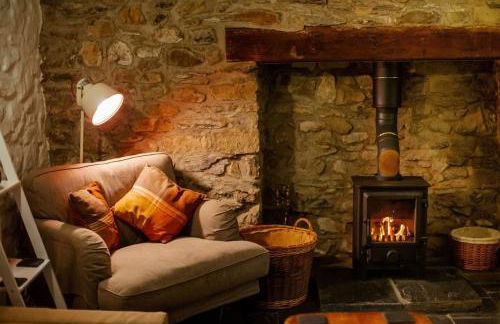 St Davids Hideaway with Roll-top Bath & Log Burner - Photo 18