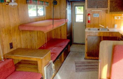 Stylish House Boat - Adventure Basecamp - Sleeps 5 - Wi-Fi HB07 - Foto 3