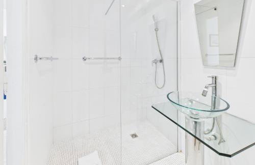 Central -300m Palais- Seaview-A/C-WIFI-spacieux - Foto 8