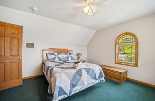 Spacious 4BR Lakefront Cottage - Perfect for Groups - Foto 19