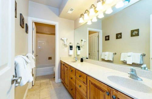 Lakeside Escape 2 BR with Hot Tub - Foto 12