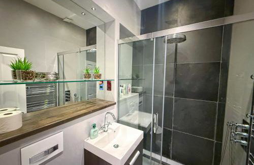 2-Bedroom flat with private patio & firepit in Shepherds Bush near Hammersmith by Staylio Ltd - Foto 34