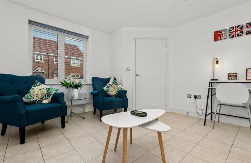 Stylish Innsworth home with garden & parking - Photo 14