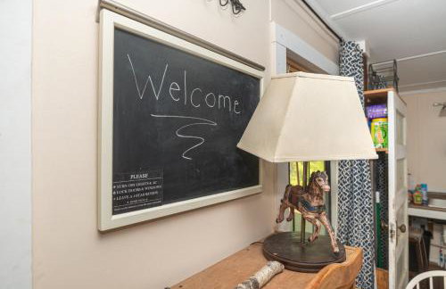 Cabin close to FL Caverns! Hot Tub, WI-FI, & Firepit - Foto 5