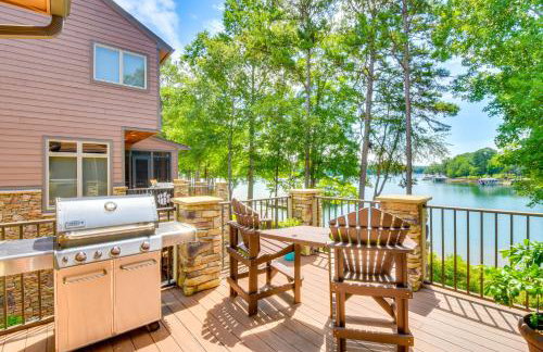 Spacious Lake Keowee Home Boat Slip and Pool Access - Foto 1