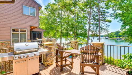 Spacious Lake Keowee Home Boat Slip and Pool Access - Foto 1