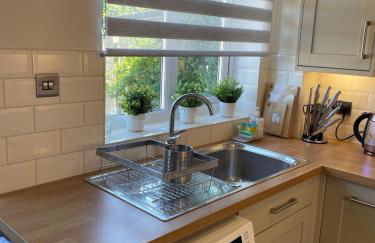 2 bedroom house near centre and private parking - Foto 10