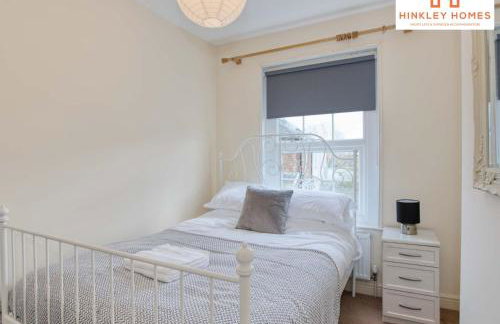 Centrally Tucked Away Private 4bed - Free parking! By Hinkley Homes Short Lets & Serviced Accommodation - Foto 25