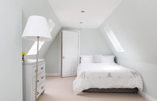 Stunning 5BR Home With Pool - 5 min to Beach - Foto 90