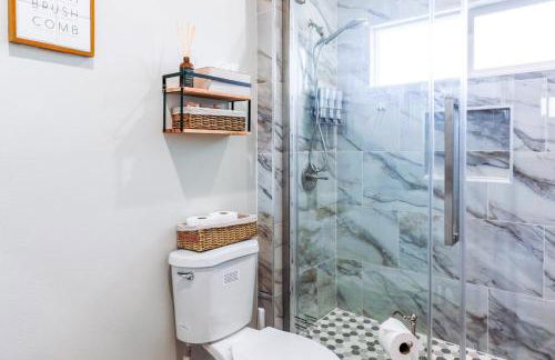 Cozy Luxe Unit Near Disneyland - Sleeps up to 10! EV Friendly & King Bed - Foto 35