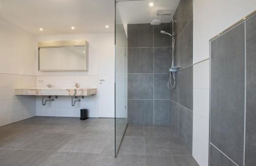 Tolstov House - Freistehendes 9 Zimmer Haus mit großem Garten - Photo 28