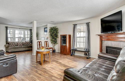 Patio and Yard! Family Home, 6 Mi to Airport - Foto 1