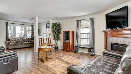 Patio and Yard! Family Home, 6 Mi to Airport - Foto 1