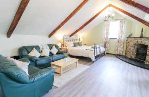 Loft Apartment - Photo 1