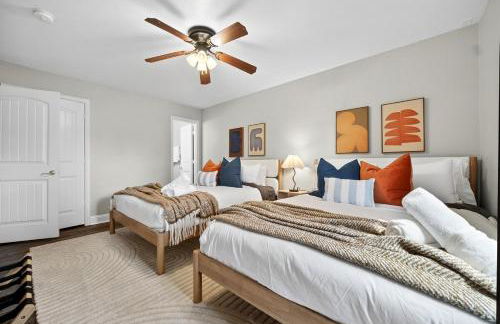 Walk to AT&T Stadium - Modern 2BR With Backyard - Foto 17