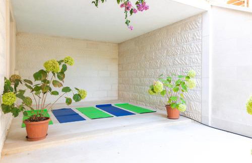 VILLA PHILIPPA - luxurious five-room villa - idyllic location - first row to the sea - spectacular view of the sea bay - unforgettable sunsets - 15 minutes from Supetar ferry port - free parking - private heated pool - Foto 52