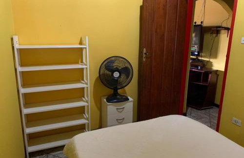 Casa Colorida - Acomodação para 14 pessoas - 10 minutos a pé do centro - Churrasqueira - Foto 10